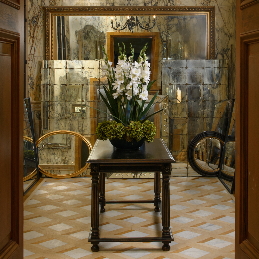 Lapicida Showroom features luxury mirrors