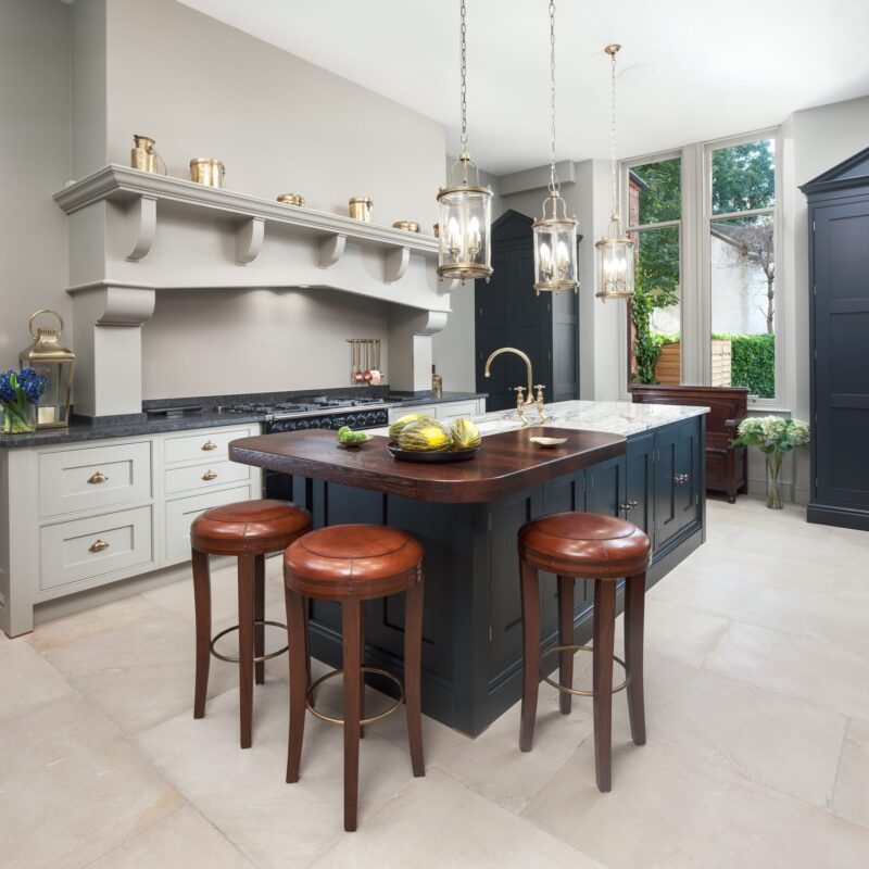 Kitchen project with Lapicida London White distressed floor tiles