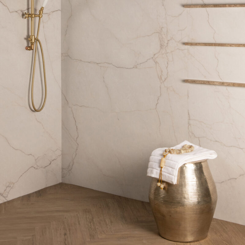 Lapicida Saint Wood Caramel floor tiles with Classic White wall tiles in shower